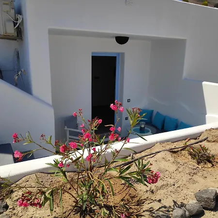 Santoxenia George * Kamari (Santorini)